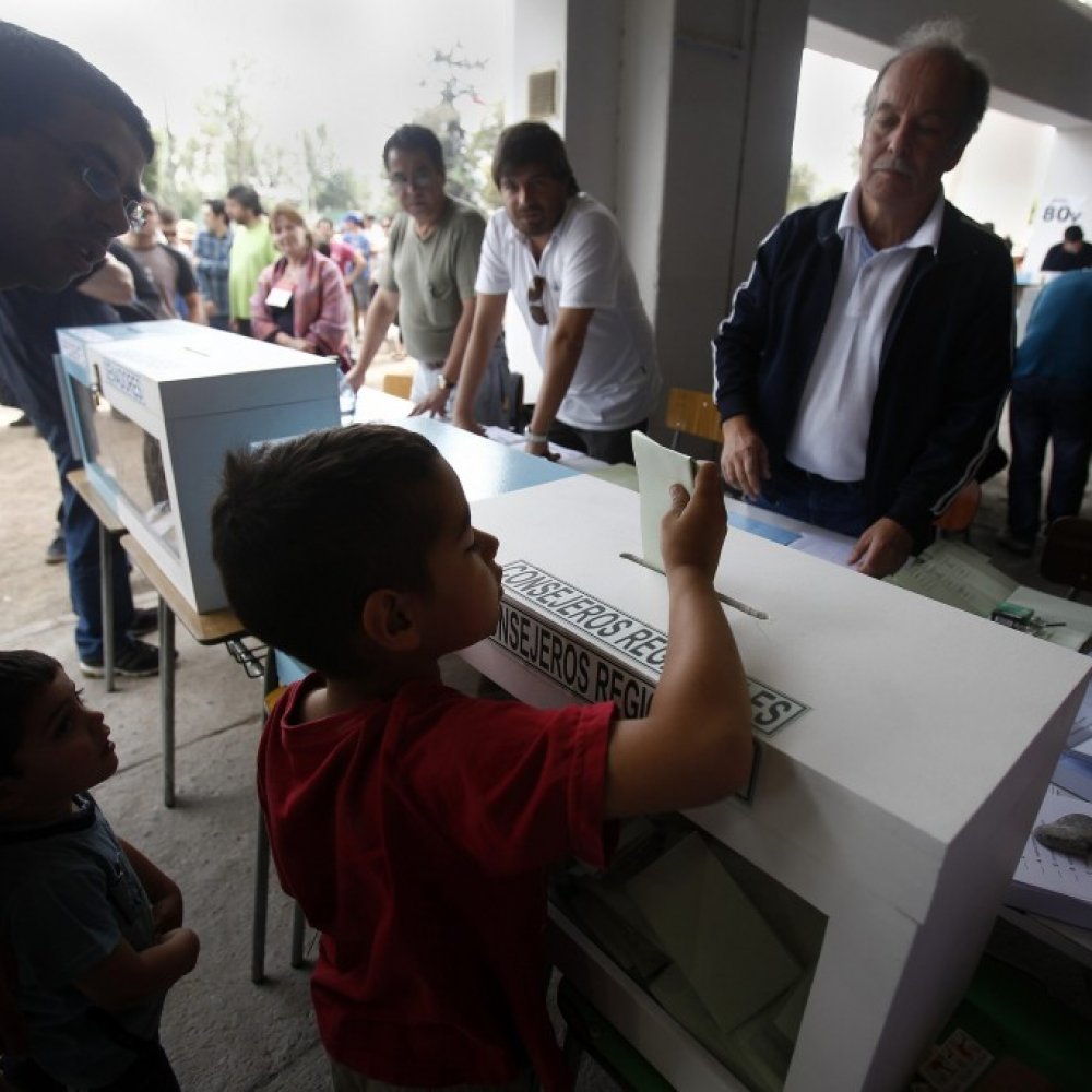 Gobierno evalúa reponer la educación cívica en los colegios