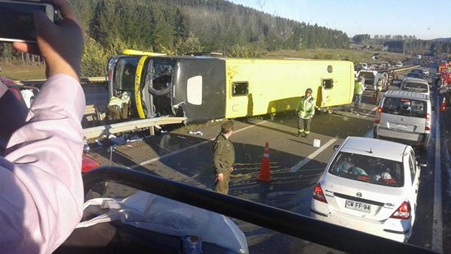 Fatal volcamiento de bus deja al menos cuatro fallecidos en Los Ángeles