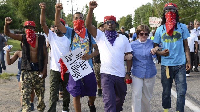 EEUU: Cómo el asesinato de un joven negro desató violencia y reivindicaciones