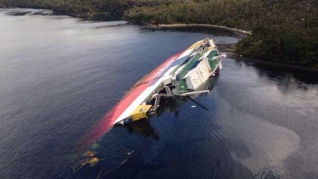 Ferry Amadeo encalló en las cercanías de Puerto Natales