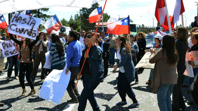Estudio reveló que chilenos están siendo más críticos respecto al funcionamiento del país