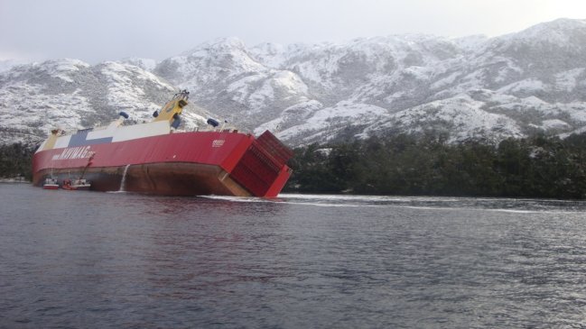 Buque encallado en Puerto Natales está 