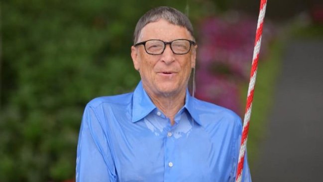 La enfermedad que tiene a los famosos lanzándose baldes de agua fría