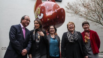   Presidenta Bachelet recibió escultura de Xico, tradicional personaje mexicano 