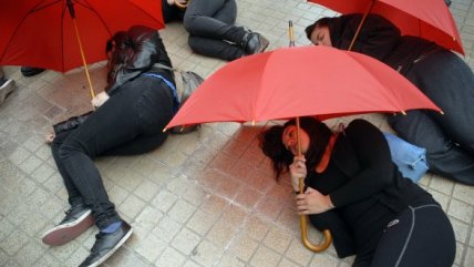   Mujeres protagonizaron desmayo colectivo en las calles de Santiago 