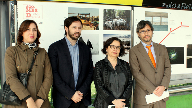 Fotógrafos exhiben sus trabajos en paraderos de Transantiago