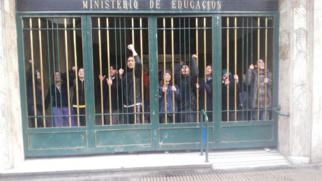 Estudiantes protestaron en el Ministerio de Educación: 