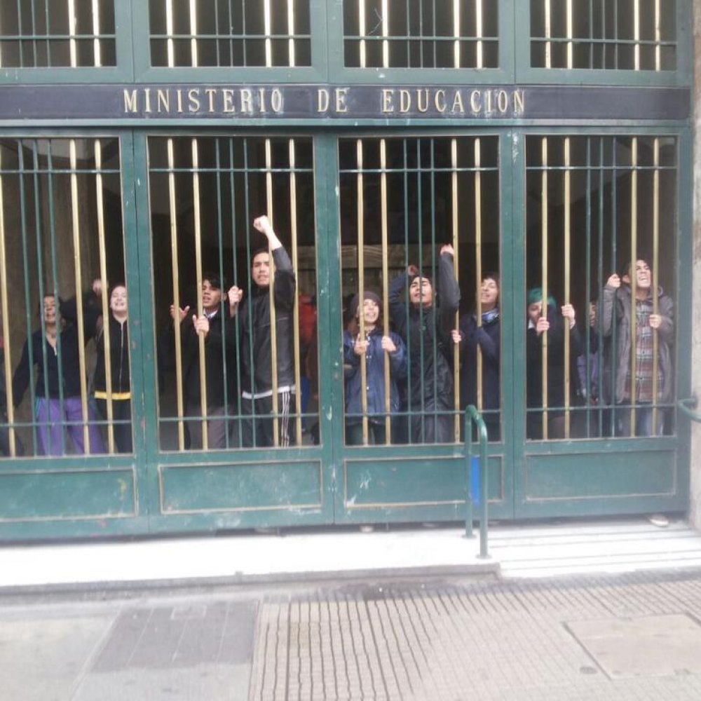 Estudiantes protestaron en el Ministerio de Educación: 