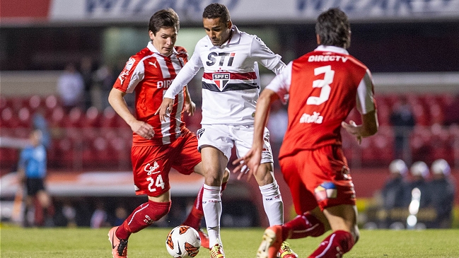 FC Barcelona fichó al lateral brasileño Douglas Pereira Dos Santos