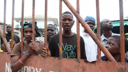 Entregan alimentos en barrio aislado por el ébola en Liberia