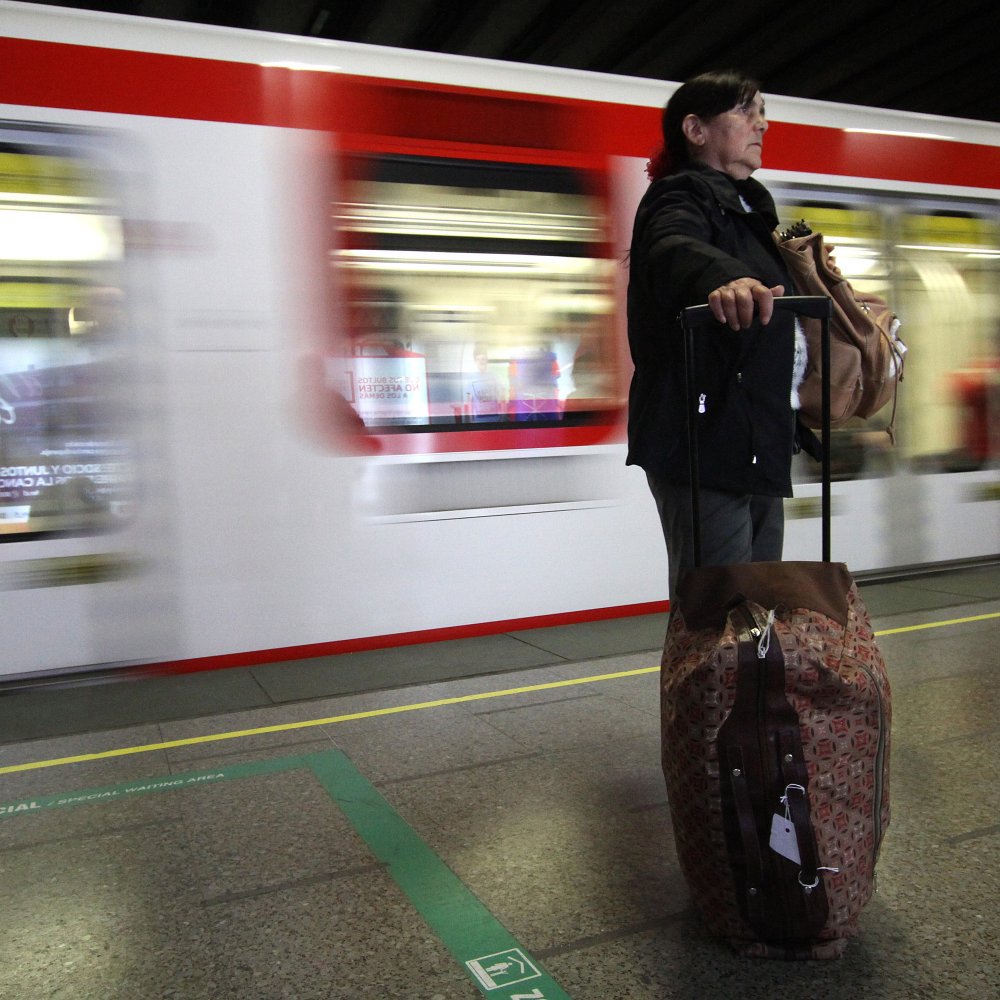 Justicia paraliza prohibición de bultos grandes en el Metro