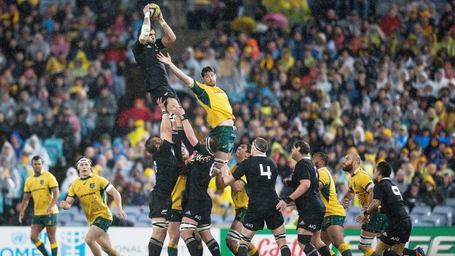 Los All Blacks aplastaron a Australia en Auckland por el 