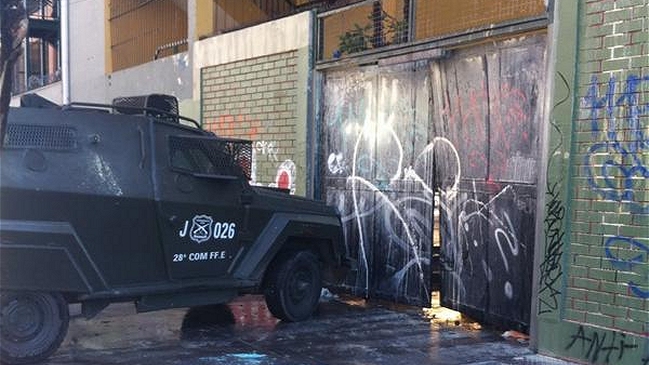 Carabineros desaloja liceos tomados esta mañana en Santiago