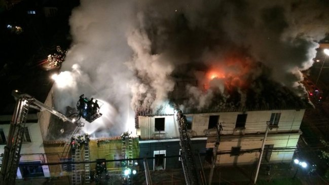 Incendio en Providencia moviliza a 20 compañías de Bomberos