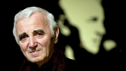 Aznavour pide repoblar los pueblos franceses con refugiados de Oriente Medio