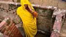 Intocables limpian baños a cambio de sobras de comida y ropa usada en India