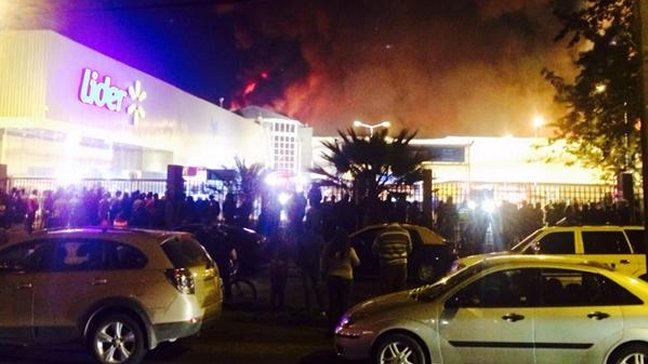 Incendio afectó a Homecenter en Ñuñoa