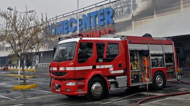Bomberos controló rebrote de las llamas en siniestrado Homecenter de Ñuñoa