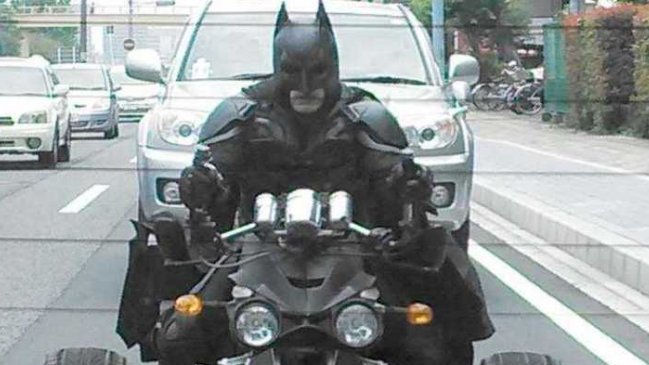 Misterioso motorista disfrazado de Batman causa sensación en Japón