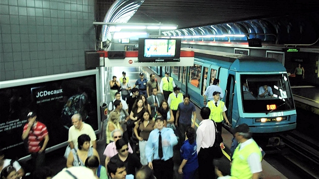 Tren de la Línea 5 del Metro fue evacuado en Estación Irarrázaval