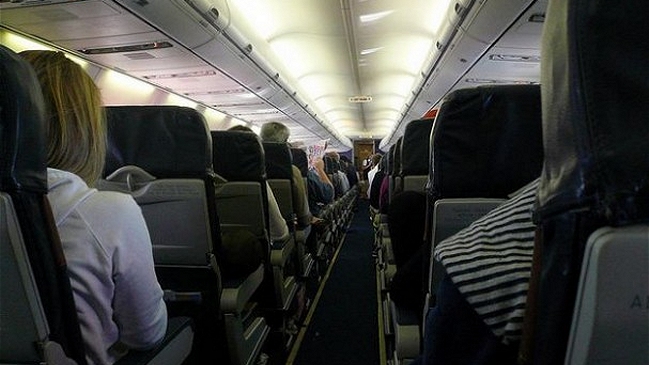 Pasajera obligó a desviar un avión tras disputa por asiento reclinable