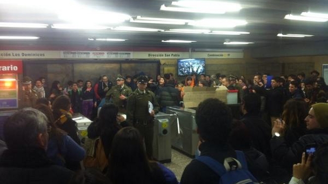 Protesta en estación del Metro por alza de tarifas