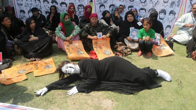 India: Dos niñas aparecen ahorcadas en un árbol tras ser presuntamente violadas