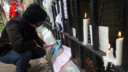   Fans chilenos acuden a la embajada argentina para despedir a Cerati 