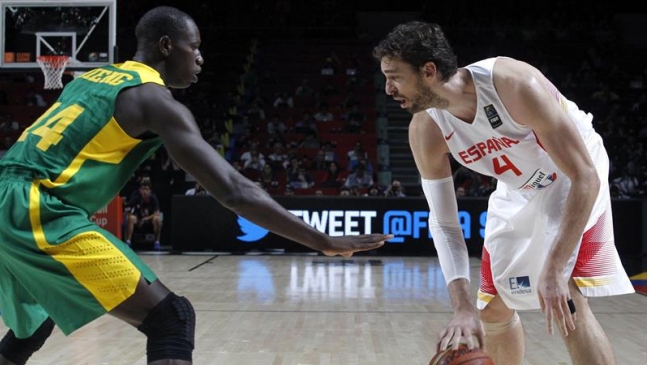 España evitó los inconvenientes y sin problemas derrotó a Senegal