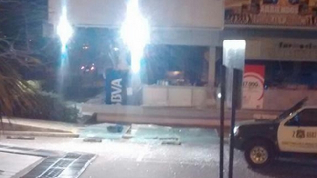 Delincuentes intentan robar con bombazos dos cajeros automáticos en Peñalolén