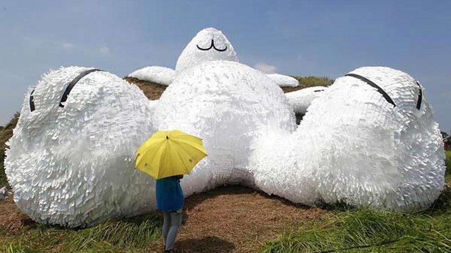 Conejo gigante de 25 metros atrae a milllones de visitantes