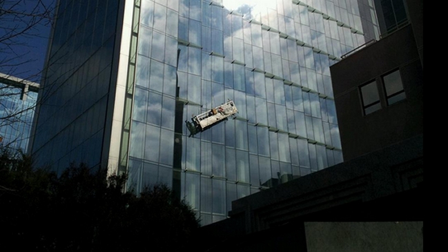 Bomberos acude al rescate de trabajadores desde andamio