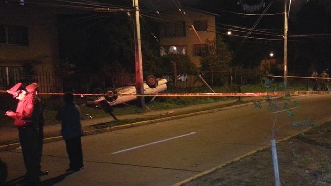 Persecución termina con auto volcado y menor baleado en Pudahuel