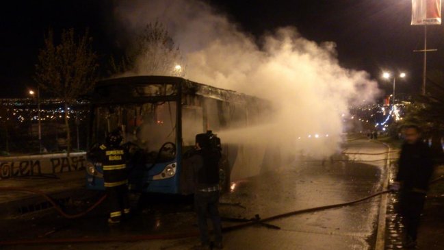 Sujetos incendiaron bus de Transantiago en Peñalolén