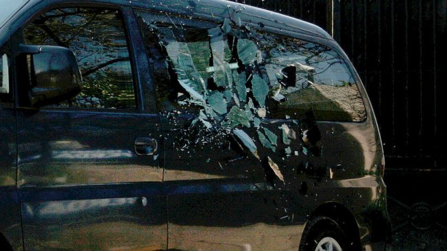 Seis vehículos fueron apedreados en estacionamiento de El Mercurio