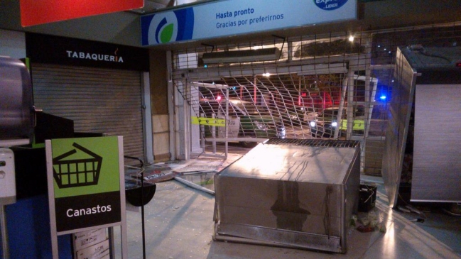 Delincuentes huyeron con 20 millones de pesos tras asalto a supermercado en Las Condes
