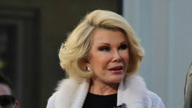 Médico se tomó una selfie antes de operar a Joan Rivers y lo investigan por irregularidades