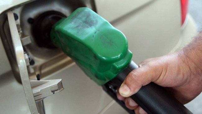 Nueva alza: Bencina de 97 octanos se acerca a 1.000 pesos por litro