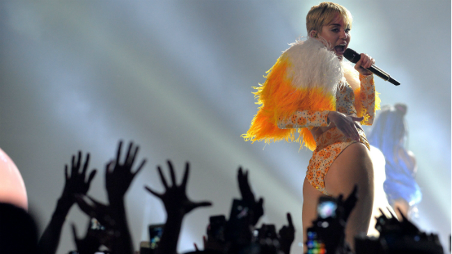 Piden castigar a Miley Cyrus por faltar el respeto a la bandera mexicana