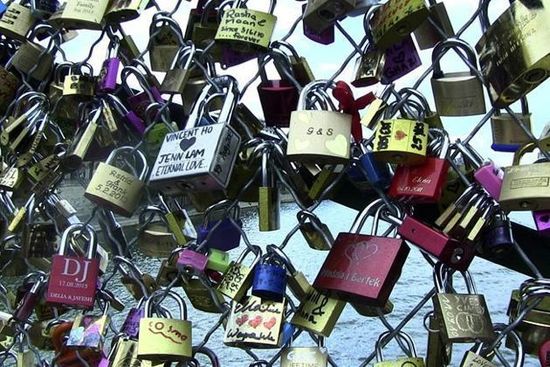 París instala vitrinas transparentes para acabar con los 