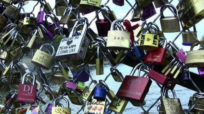 París instala vitrinas transparentes para acabar con los 