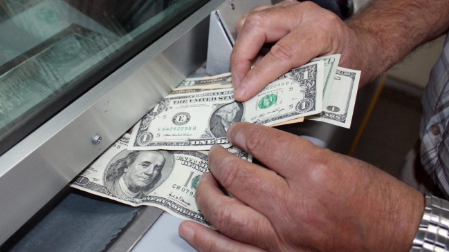 Dólar supera la barrera de los 600 pesos