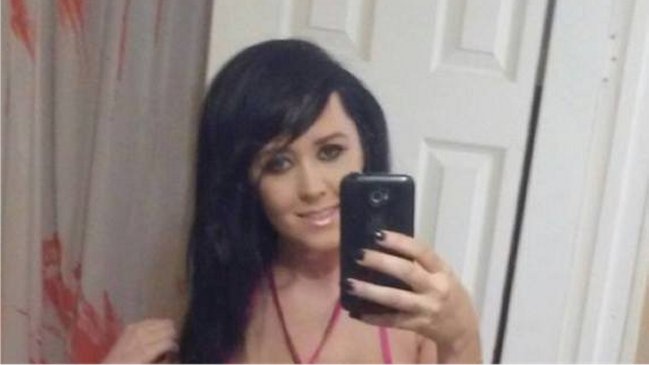 Joven estadounidense se operó para tener tres pechos