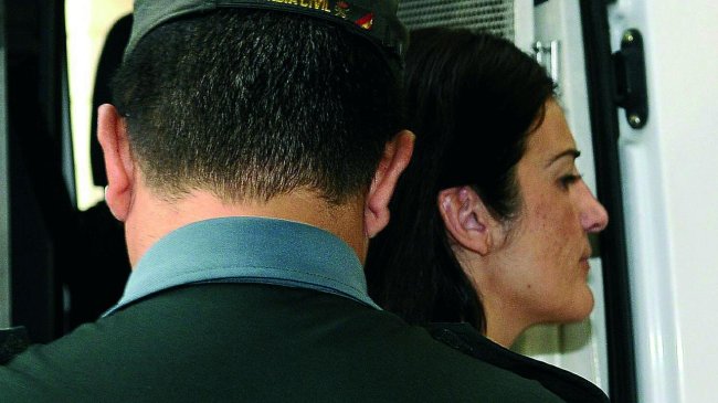 Condenan a 35 años de cárcel a madre que mató y congeló a dos bebés