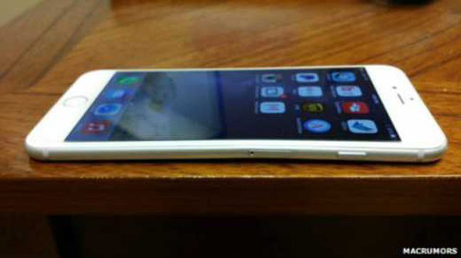 Apple bajo presión por quejas de que el iPhone 6 se dobla en el bolsillo