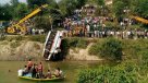 Al menos 22 muertos y 14 heridos al caer bus a un lago en la India