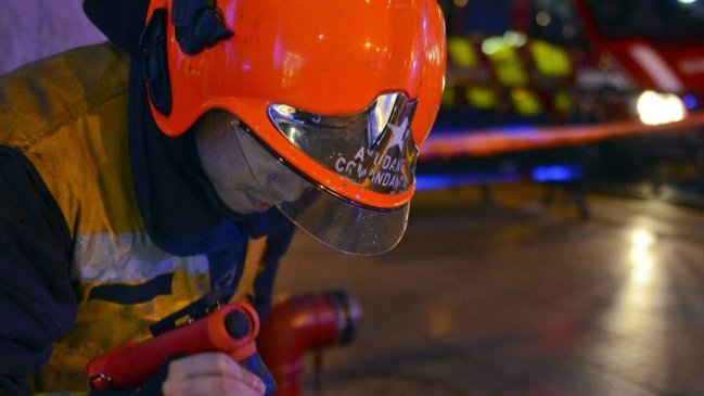 Bomberos informó que explosión en Santiago Centro dejó a una persona quemada