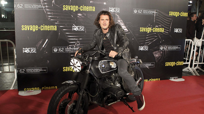 Orlando Bloom llegó en moto al Festival de Cine de San Sebastián