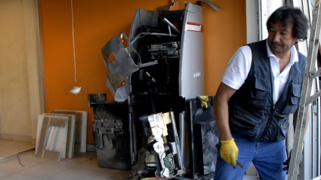 Delincuentes robaron cajero automático desde supermercado en Macul