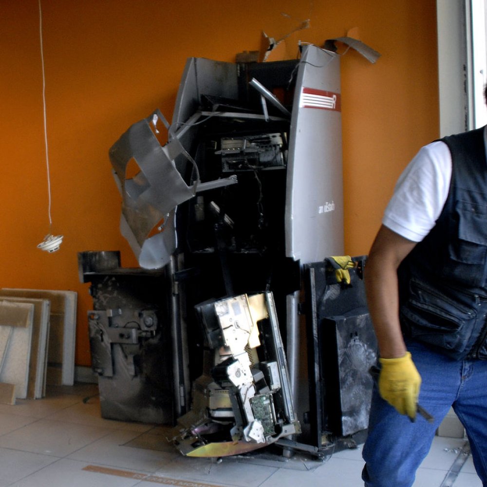 Delincuentes robaron cajero automático desde supermercado en Macul